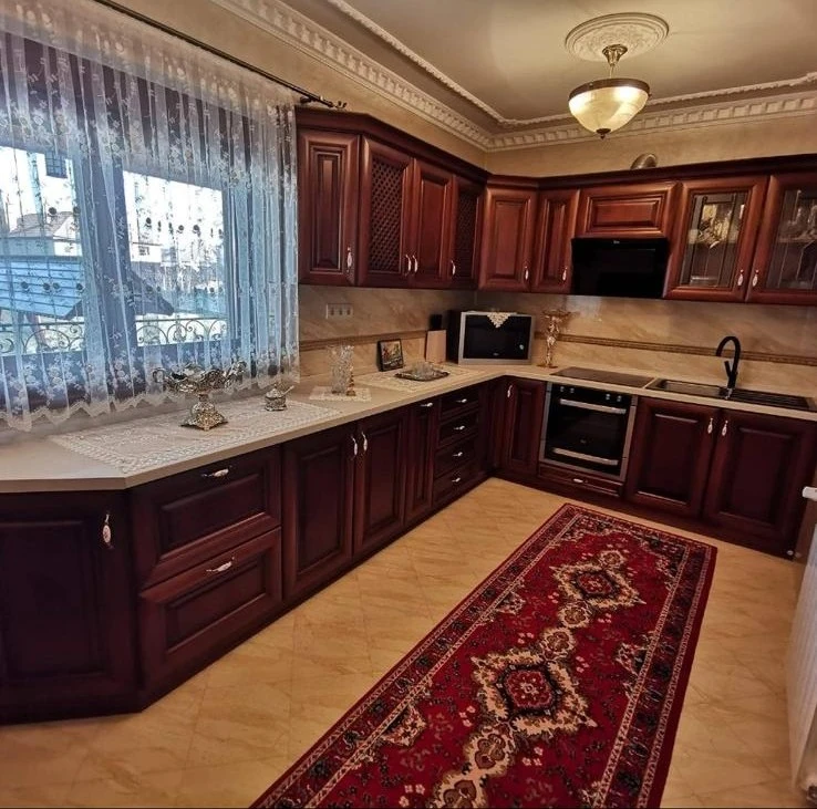 Mobilier alb de bucătărie realizat la comandă